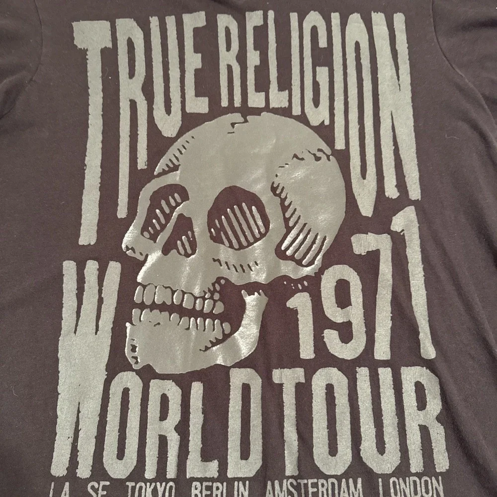 SHIRT TRUE RELIGION MENS MEDIUM Black GRAY VNECK SKULL‎ Short Sleeve Graphic T-